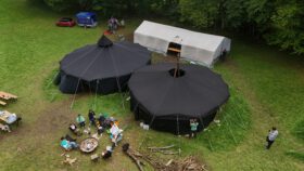 Lagerplatz Drohnenaufnahme von den Gemeinschaftszelten